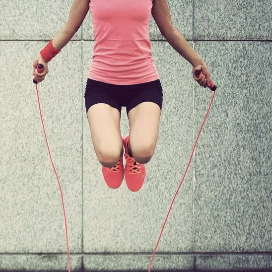 Corde à sauter sport femme saute très haut