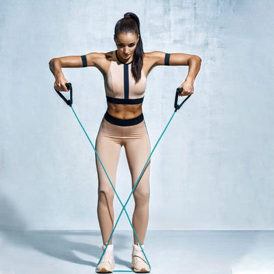 Elastique musculation une femme tirant avec ses bras