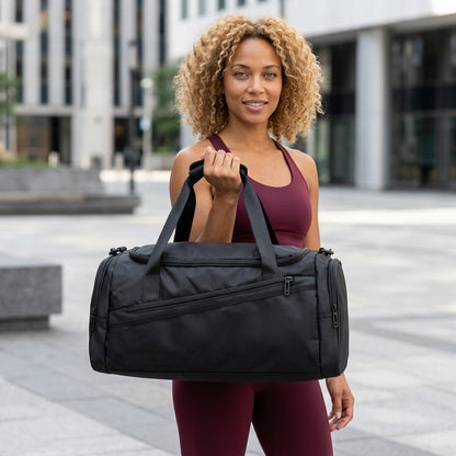 Grand sac de sport une femme tenant l'équipement de gym dans sa main en position debout face à l'image avec un léger sourire et au visage radieux dans un lieu public