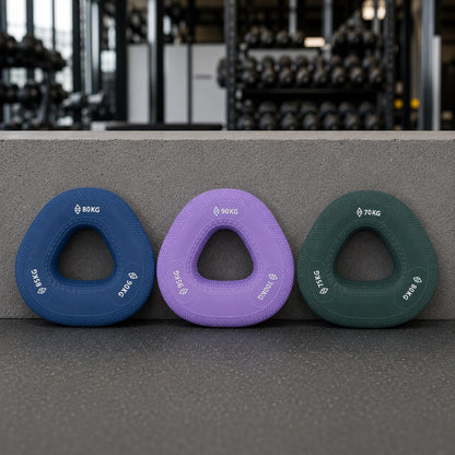 Musclet trois modèles de couleurs appuyé sur une surface de gym