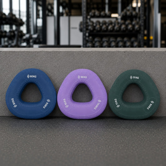 Musclet trois modèles de couleurs appuyé sur une surface de gym