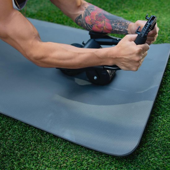 abdominaux roue une personne en mouvement sur l'appareil de renforcement