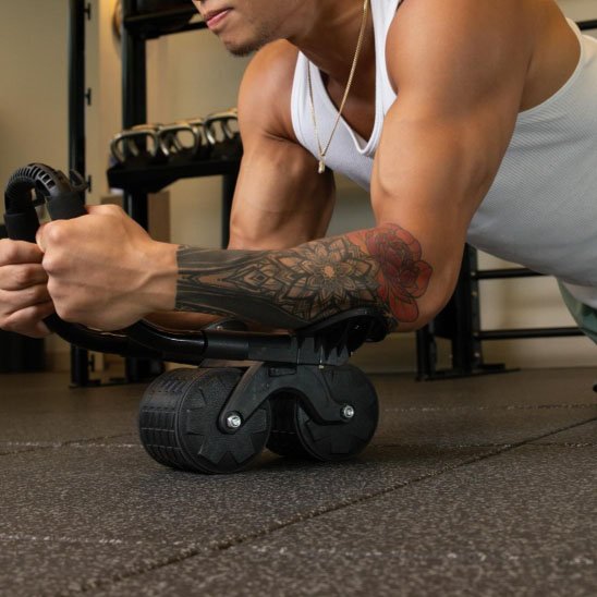 abdominaux roue une personne en mouvement sur le petit appareil d'entraînement