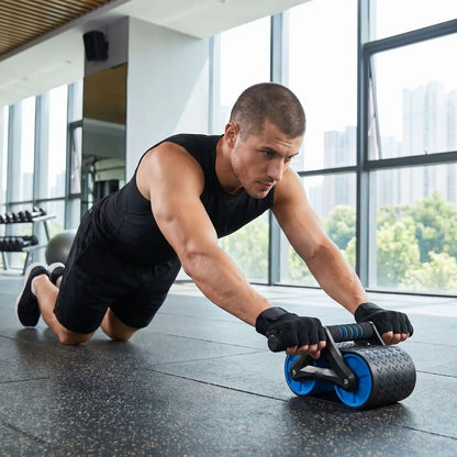 Abdominaux roue une personne utilisant le petit appareil dans espace fitness
