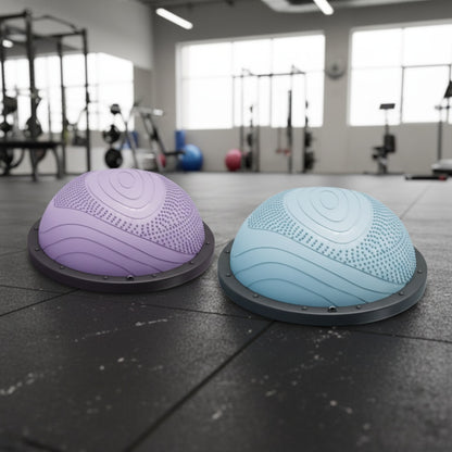 Ballon de gym demi sphère deux modèles de couleurs dans une salle d'entraînement