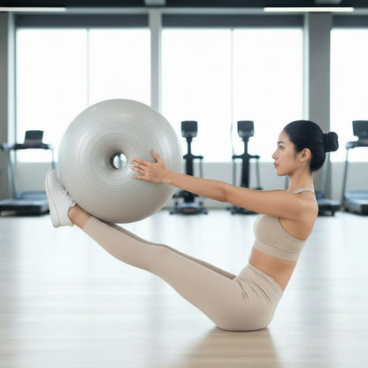 Ballon de gym une personne en séance de renforcement avec l'accessoire