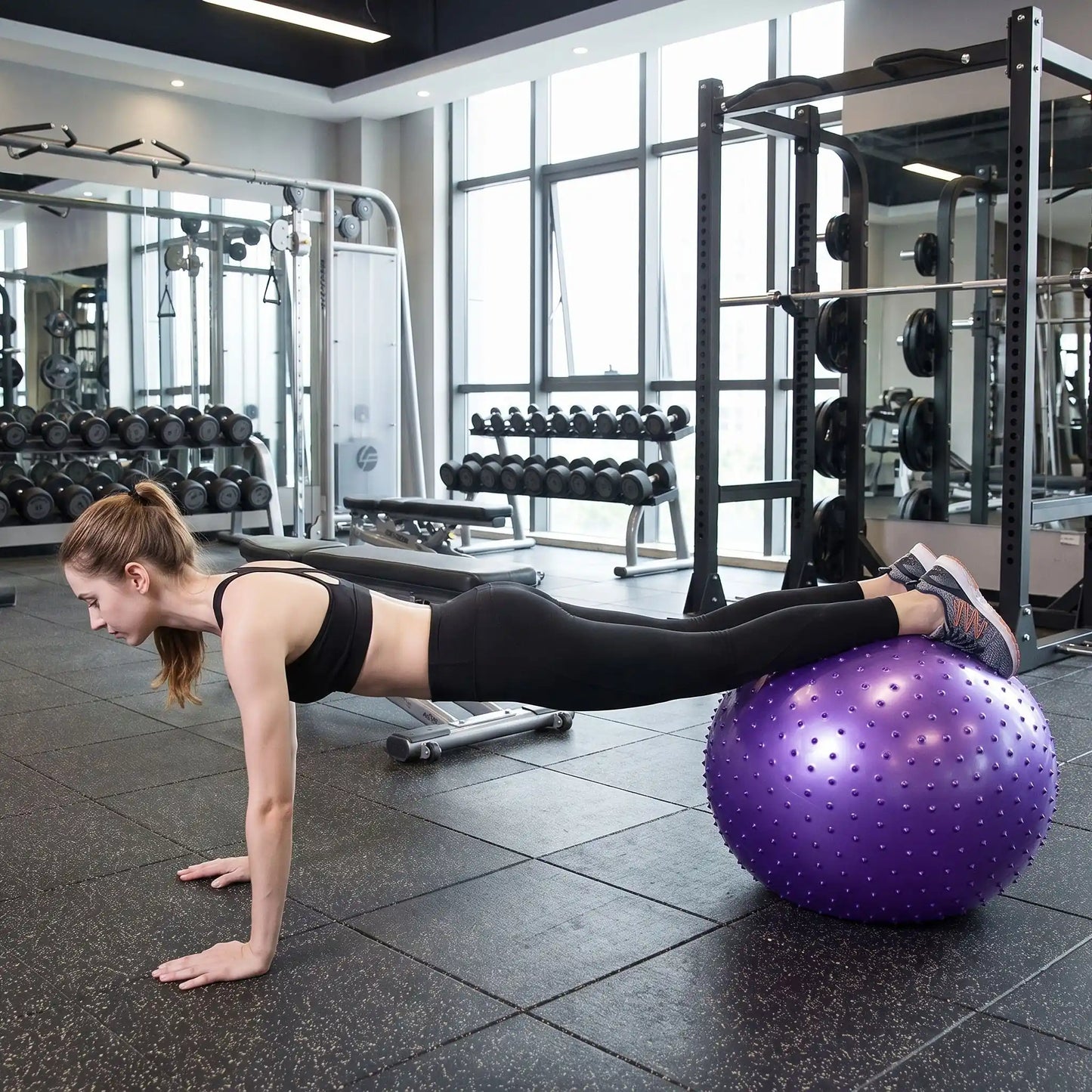Ballon de gym une personne faisant un exercice de résistance en salle sport