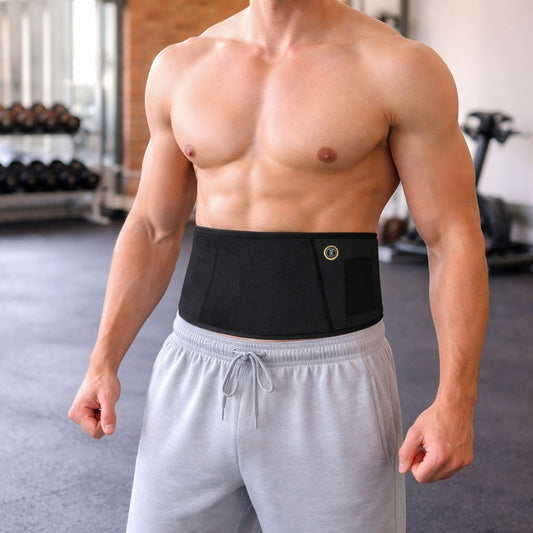 Ceinture lombaire chauffante sur la taille d'un homme au gym