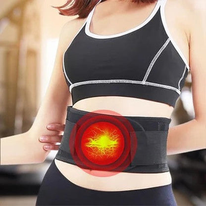 Ceinture lombaire chauffante sur la taille d'une femme