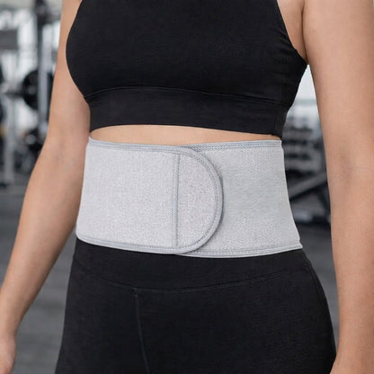 Ceinture lombaire femme à la salle sportive
