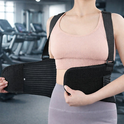 Ceinture lombaire femme tenant les bandes de la ceinture

