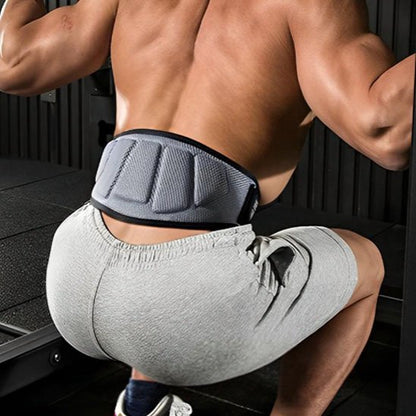 Ceinture lombaire un homme faisant des squats intensif