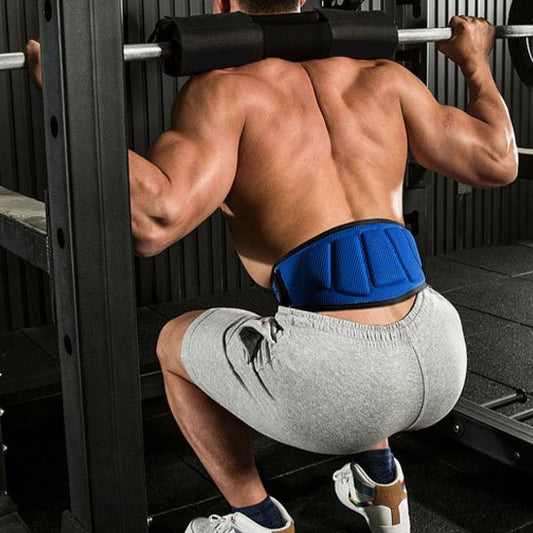 Ceinture lombaire un homme faisant des squats