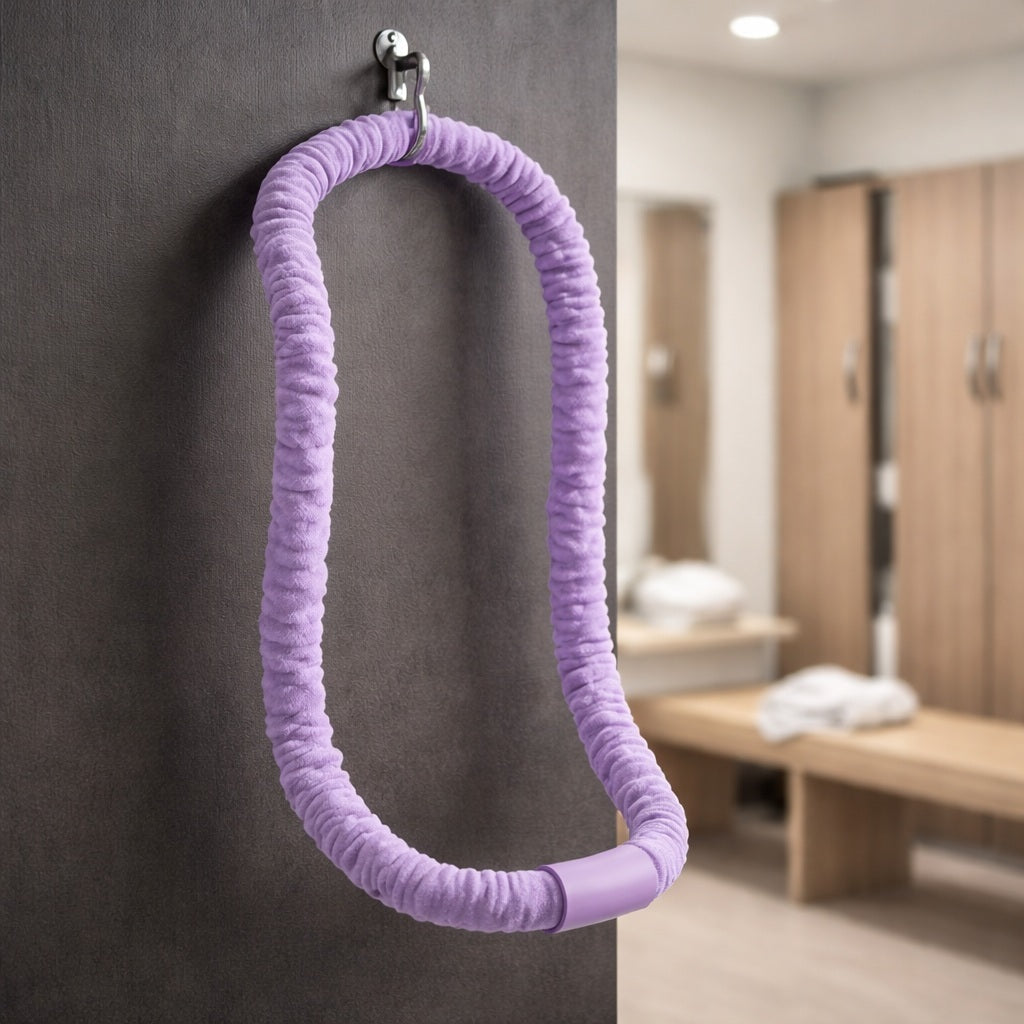 Cerceau fitness accroché dans un vestiaire sportif