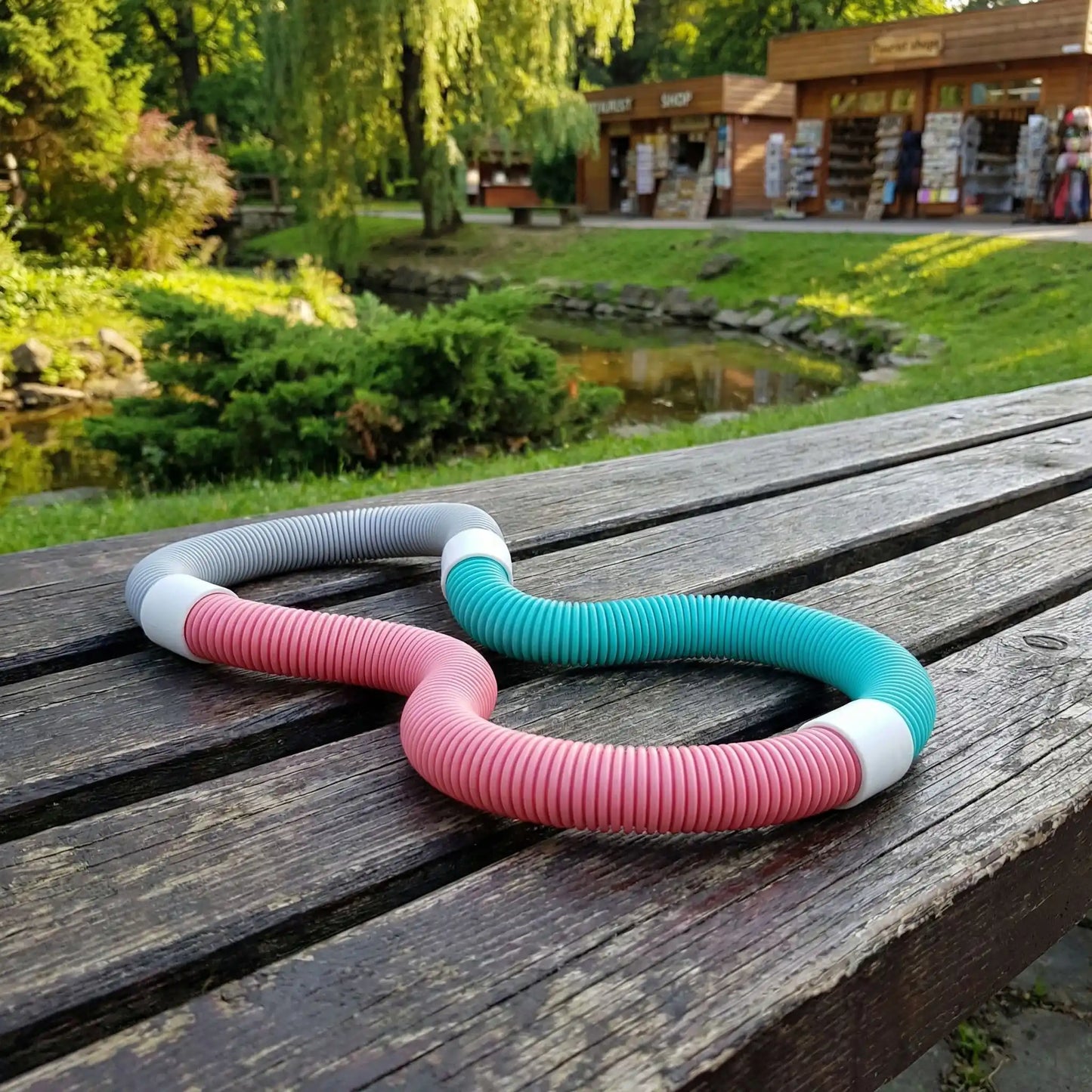 Cerceau fitness placé sur un banc de parc de place touristique