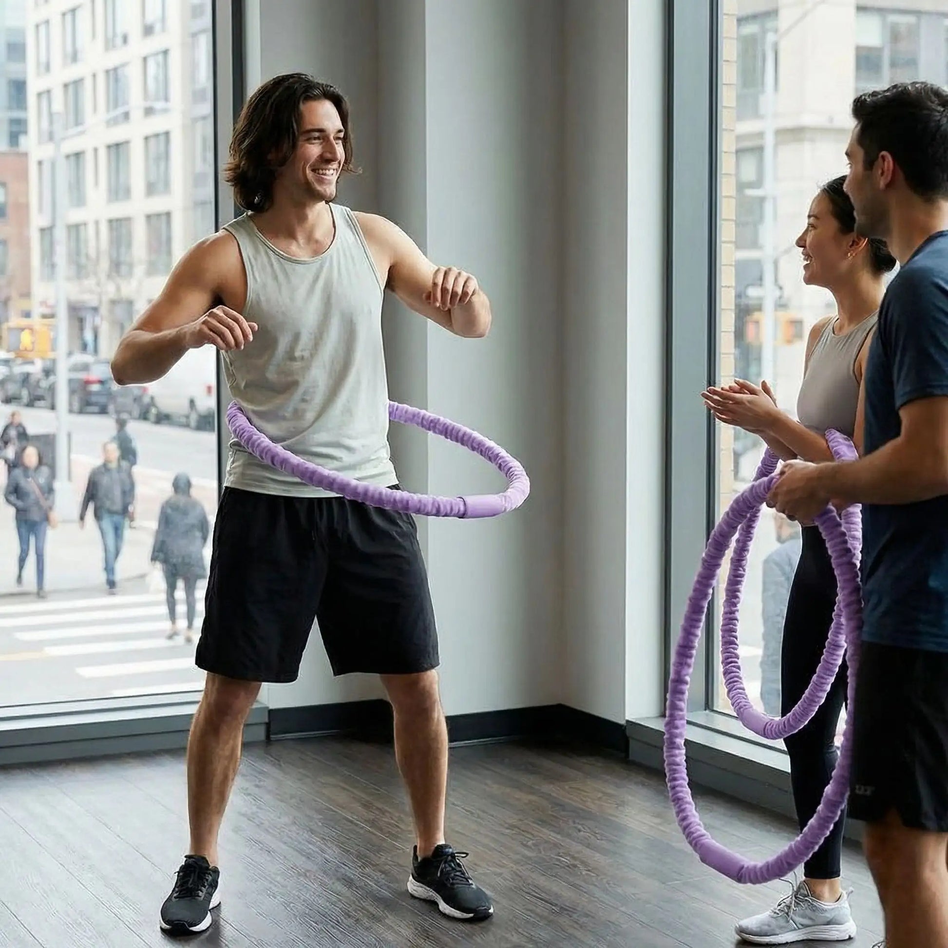 Cerceau fitness un homme pratiquant avec des amis au gym