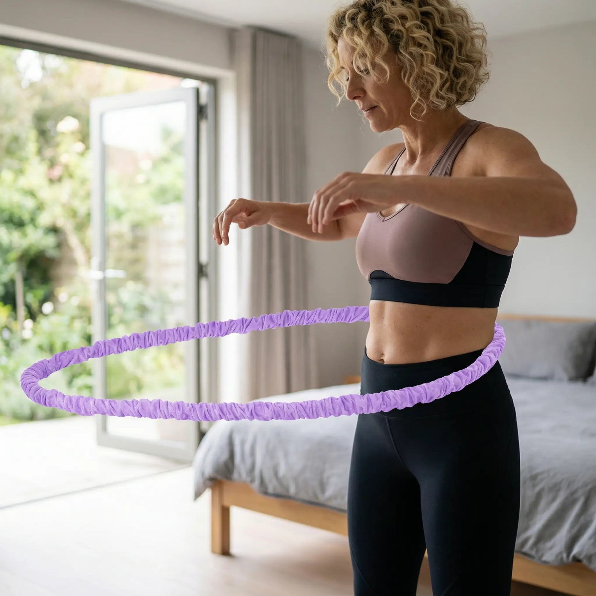 Cerceau fitness une femme pratiquant dans une chambre