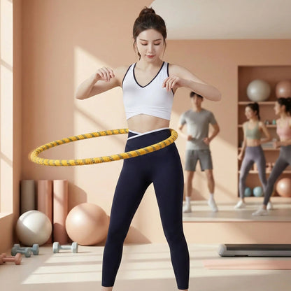 Cerceaux fitness femme pratiquant au studio sportif