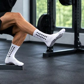 Chaussette antidérapante une personne portant la paire en action au gymnase