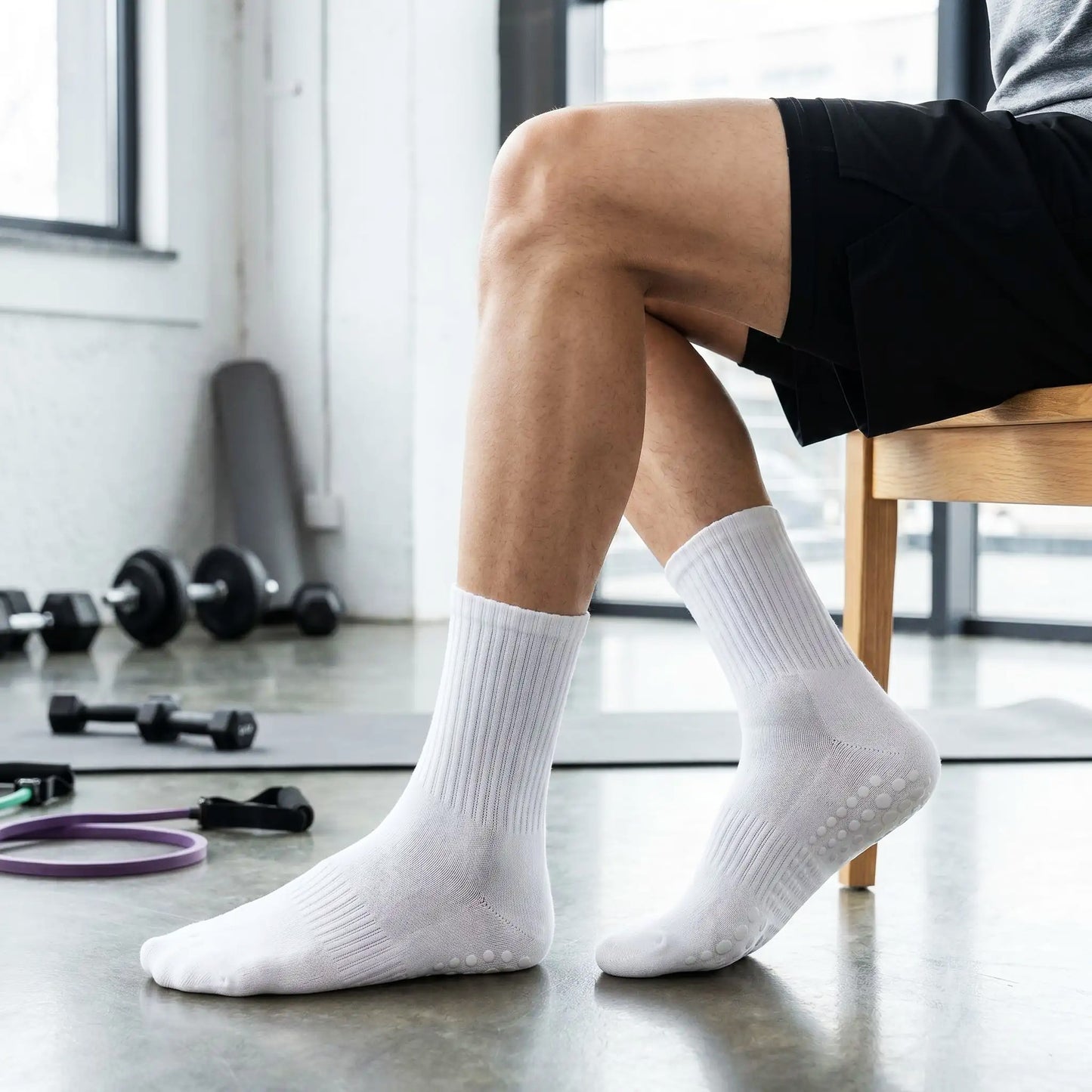 Chaussette sport homme en pratique portant la paire au studio fitness