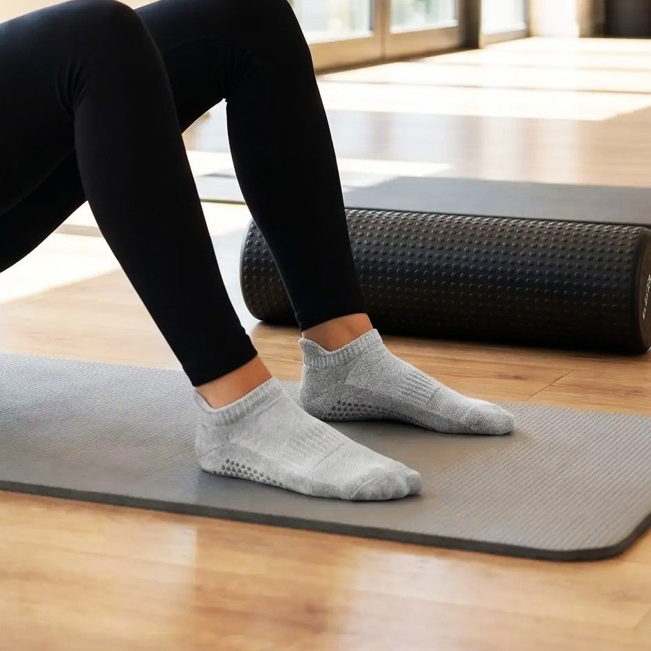 Chaussettes antidérapantes une personne portant la paire en exercice au sol