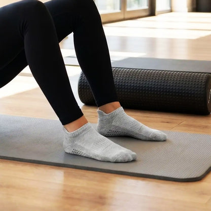 Chaussettes antidérapantes une personne portant la paire en exercice au sol