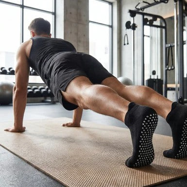 Chaussettes antidérapantes une personne portant la paire faisant posture de la planche