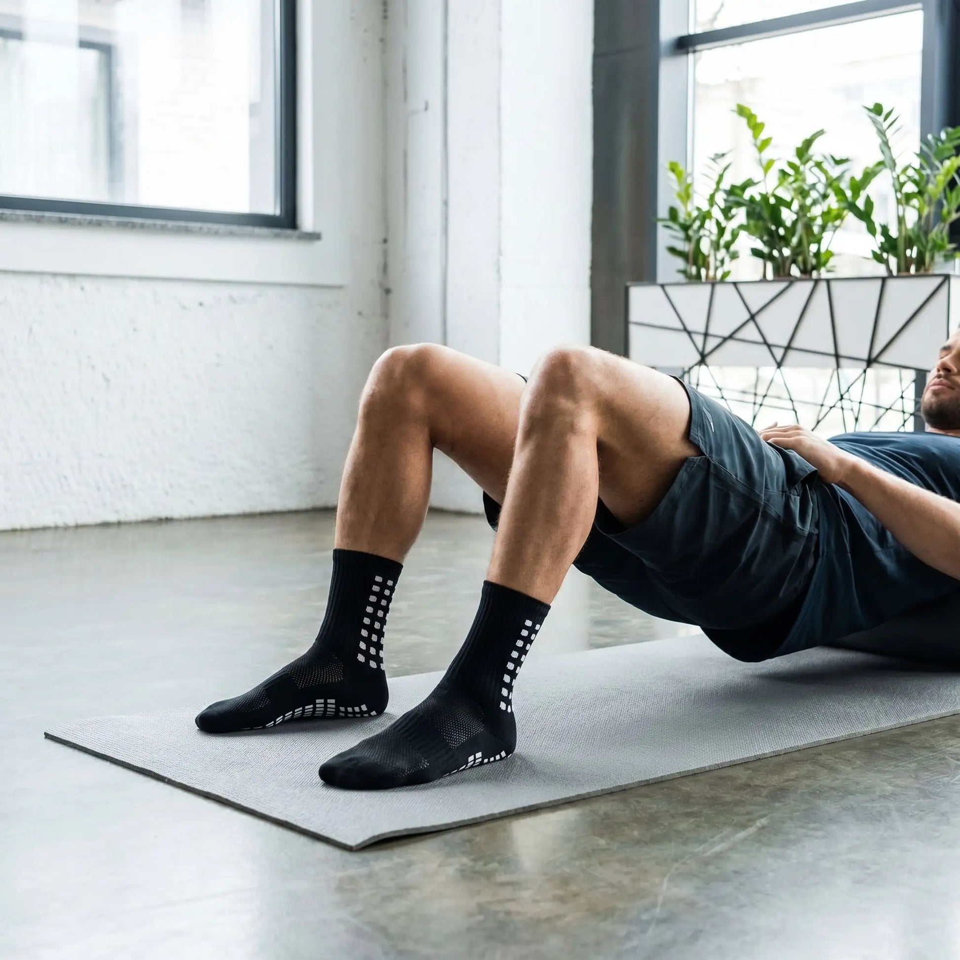 Chaussettes antidérapantes une personne utilisant la paire en exercice fessier