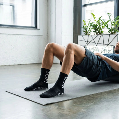 Chaussettes antidérapantes une personne utilisant la paire en exercice fessier