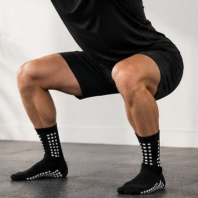 Chaussettes antidérapantes une personne utilisant la paire en exercice squat