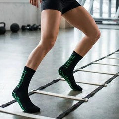 Chaussettes antidérapantes une personne utilisant la paire en mouvement sportif