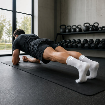 Chaussettes de sport porter pendant exercice de la planche en salle muscu