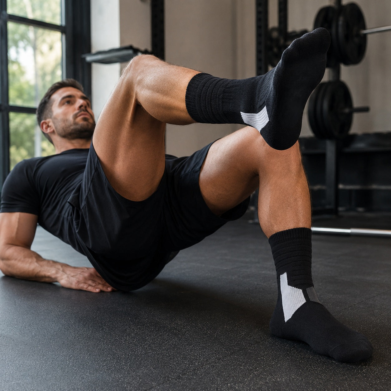 Chaussettes de sport une personne faisant hip thrust au sol à une jambe au gym