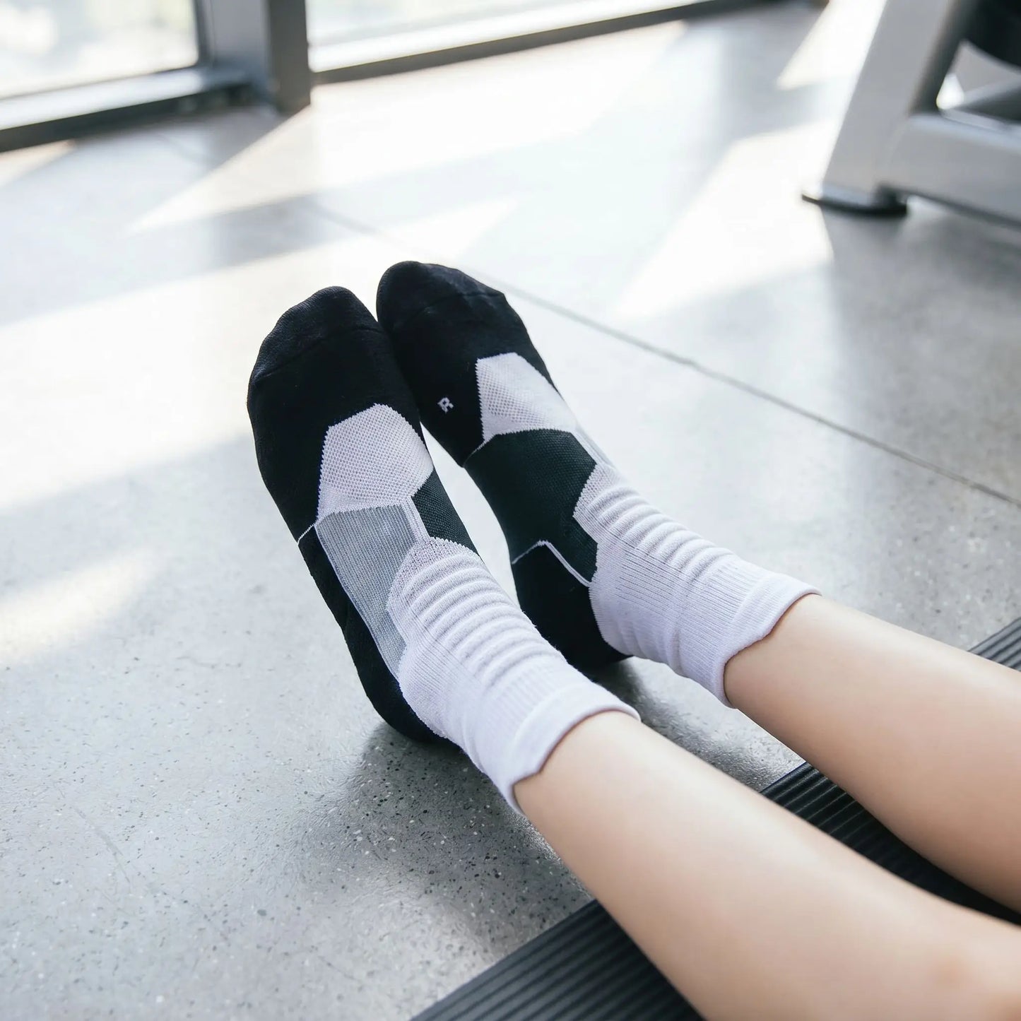 Chaussettes de sport une personne montrant la paire au gym