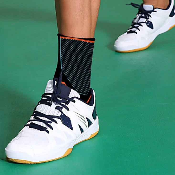Chaussettes sport une personne portant la pièce avec chaussures sportive