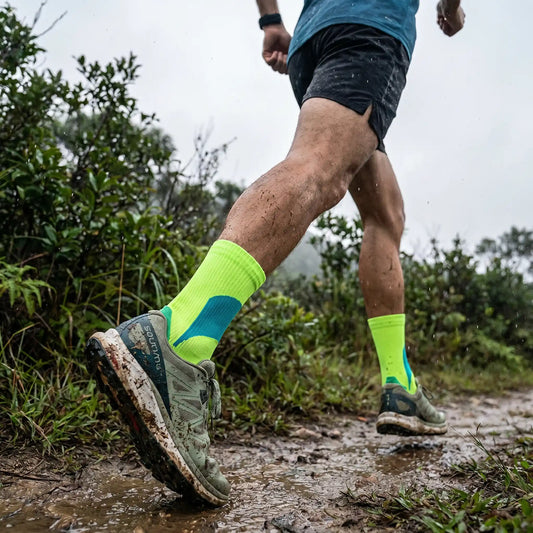 Chaussettes sport une personne utilisant pendant entrainement extérieur pluvieux