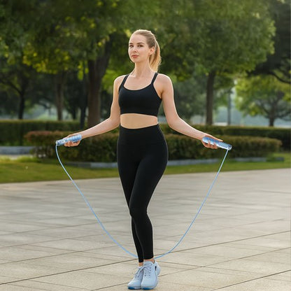 Corde a sauter​ bleu femme pratique au parc