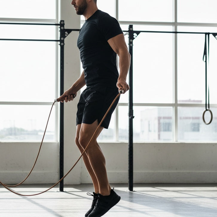 Corde à sauter crossfit cuir une personne sautant dans un espace d'entraînement physique