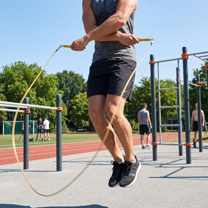 Corde à sauter crossfit grosse poignée une personne sautant dans un espace sportif en plein air