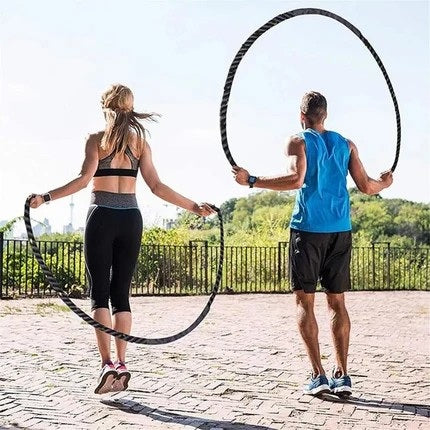 Corde à sauter crossfit un couple sautant dehors en nature