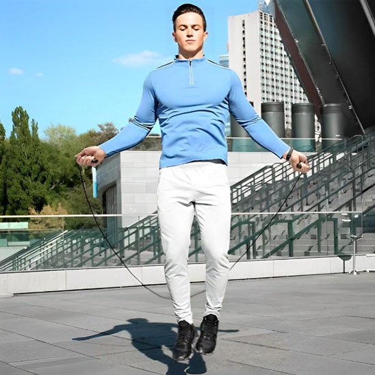 Corde à sauter homme pratique à l'extérieur