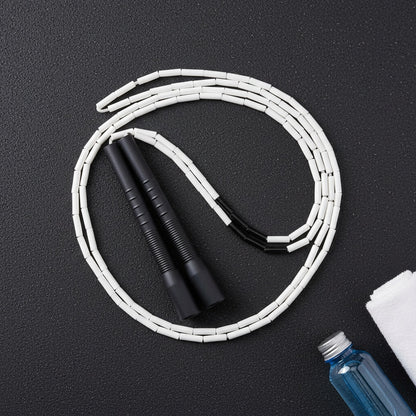 Corde à sauter perlée crossfit le modèle de deux couleurs placé sur une surface de gym 