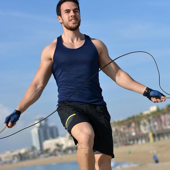Corde à sauter sport homme en plein saut