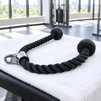 Corde musculation le modèle déposé sur une serviette de gym placé sur un banc d'entraînement dans un gym fenêtré