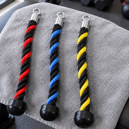 Corde poulie musculation les trois modèles de couleurs disposé sur une serviette de gym placé sur un banc sportif 
