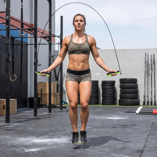 Cordes à sauter crossfit une personne pratiquant dans un espace crossfit extérieur
