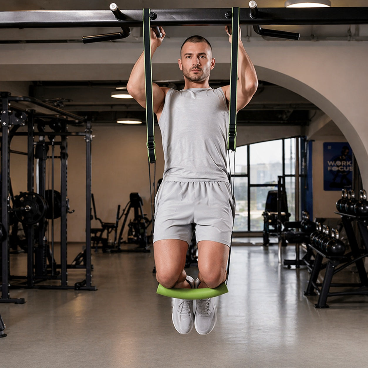 Élastique muscu bande d'assistance pour traction une personne utilisant le matériel au gym