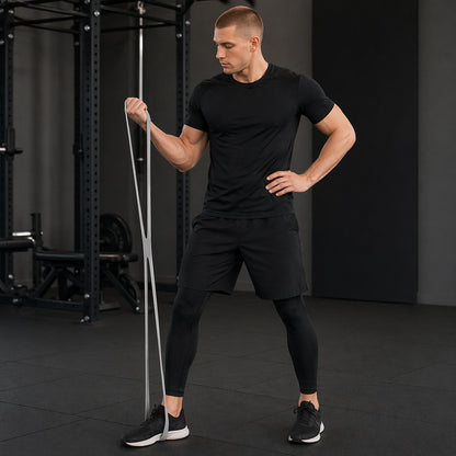 Élastique muscu une personne l'utilisant pour renforcer les bras en salle