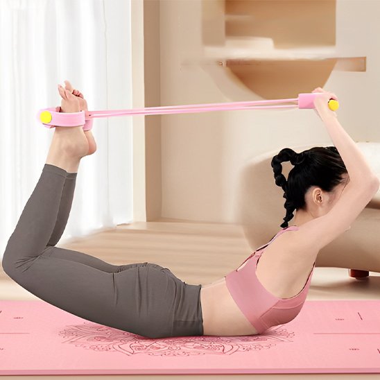 Elastique musculation une personne pratiquant sur le ventre