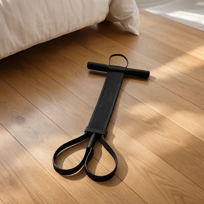 Élastique sport noir sur le plancher de chambre